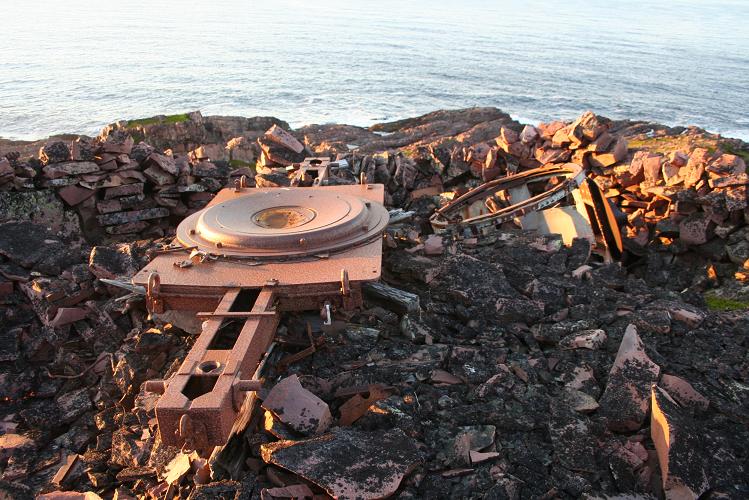 Ved kysten på nordsiden av batteriet finner man denne lyskasterstillingen med en ødelagt 150 cm.