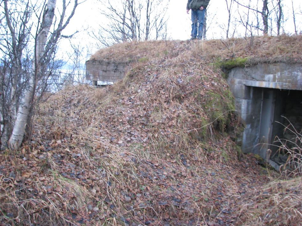Den minste og sikkert den eldste ko bunker. 1943 i betongen over inngangen.