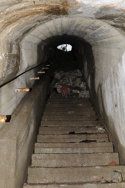 Trappen opp fra fjellanlegget, til kanonstillingen på forrige bilde