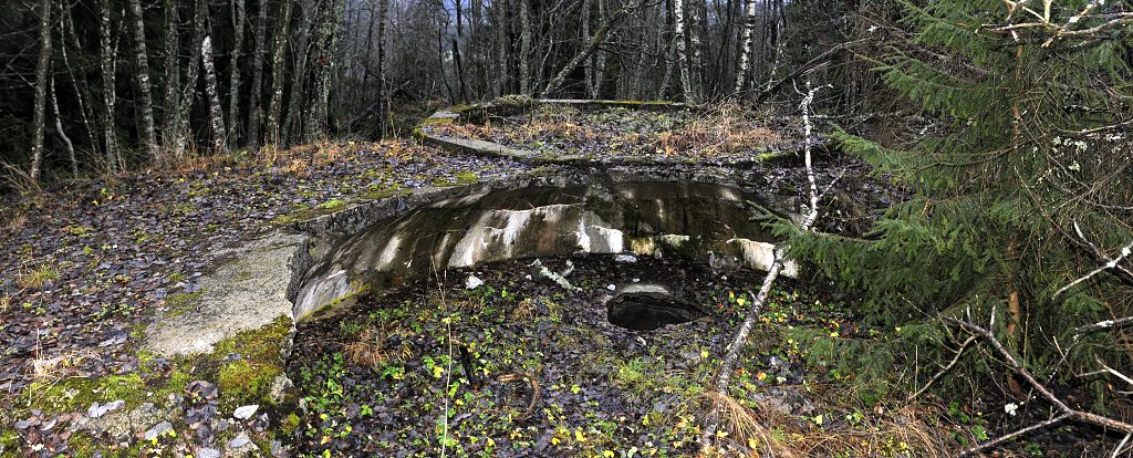 Kanonstilling for Cockerill-kanon? Slått hull inn til fjellanlegg fra kanonstillingen