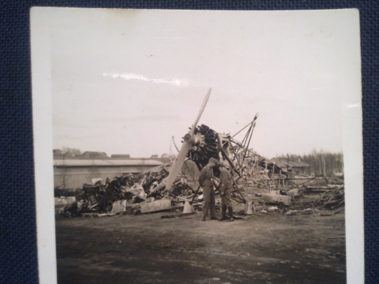 Tysk bombing på Kjeller Flyplass.