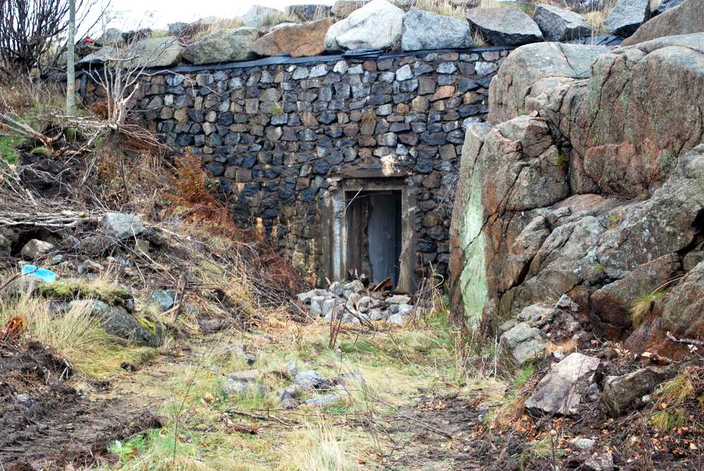 Ammotunnelen. Døren er fjernet og det er bestemt at den ikke skal rives da taket er to meter tykt