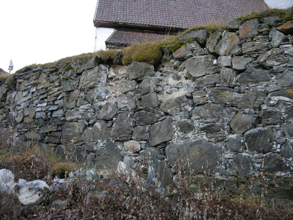 Utrasninger på muren.