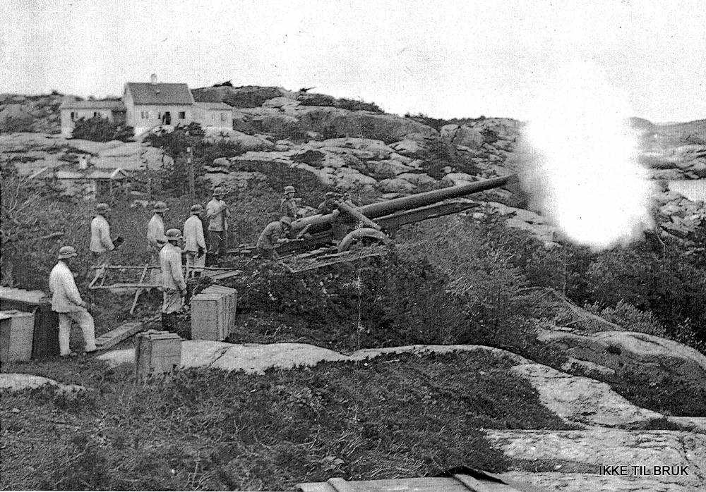 Et tidlig bilde fra HKB 5/980 Vesterøen. Antagelig under første del av utbyggingen. En feltmessig plassering av en 12cm feltkanon, Cockerill L/37 M1931  under prøveskyting