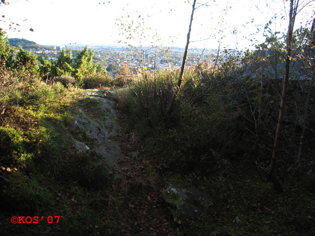STILLING 1<br />Kun utsyn i sørlig retning.<br />Høyblokkene (2 stk.) rett vest for Vardafjellet sees oppe til venstre i bildet.<br />32 V 289876 6593675