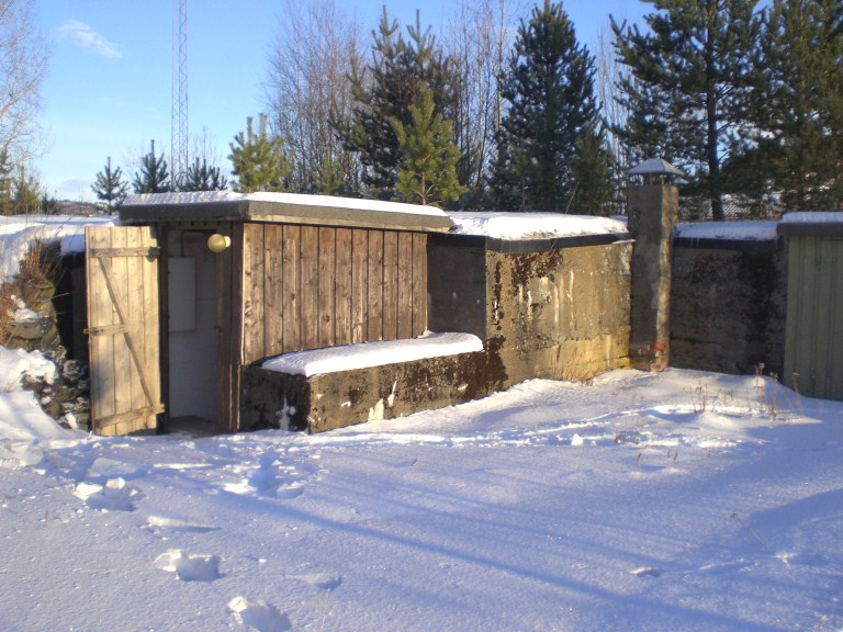 Østsiden, mot vei.