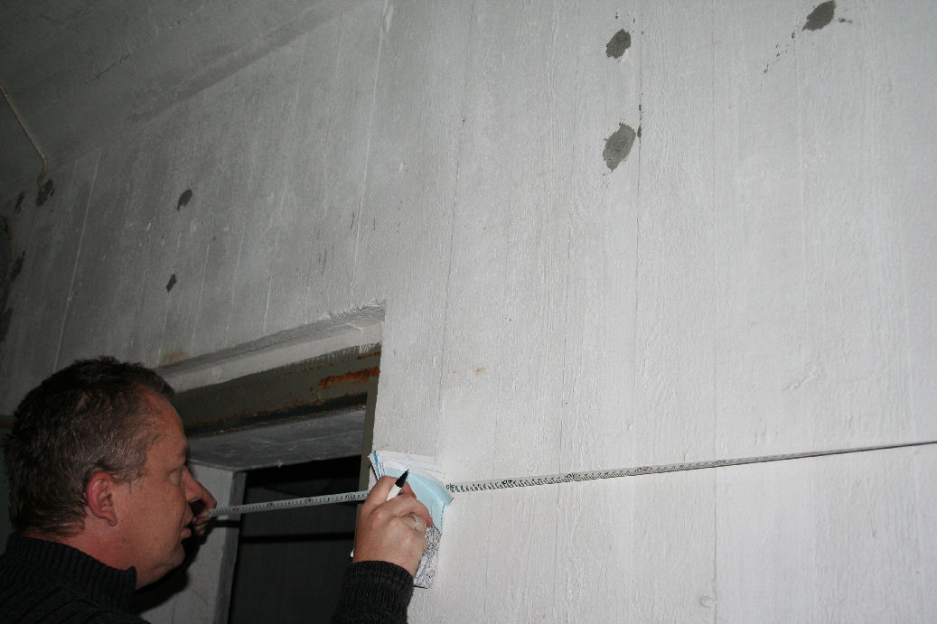 Carsten i gang med oppmåling av Bunker 51.