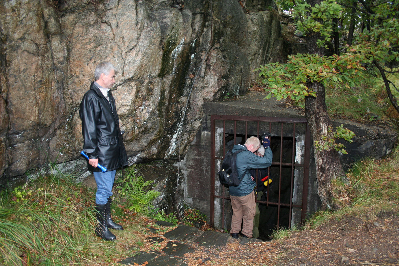 På vei ned i en av de mange bunkersene som lå rundt på fortet.