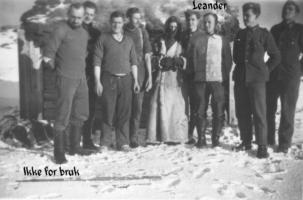 Gruppe vinter ved brakke.jpg