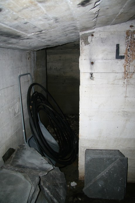 Underjordisk bunker Ringve, Trondheim, L ved utgang 2.jpg