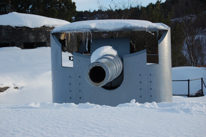Kanon med istapper og snø