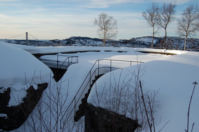 21 cm kanon stilling som er helt snødekket.