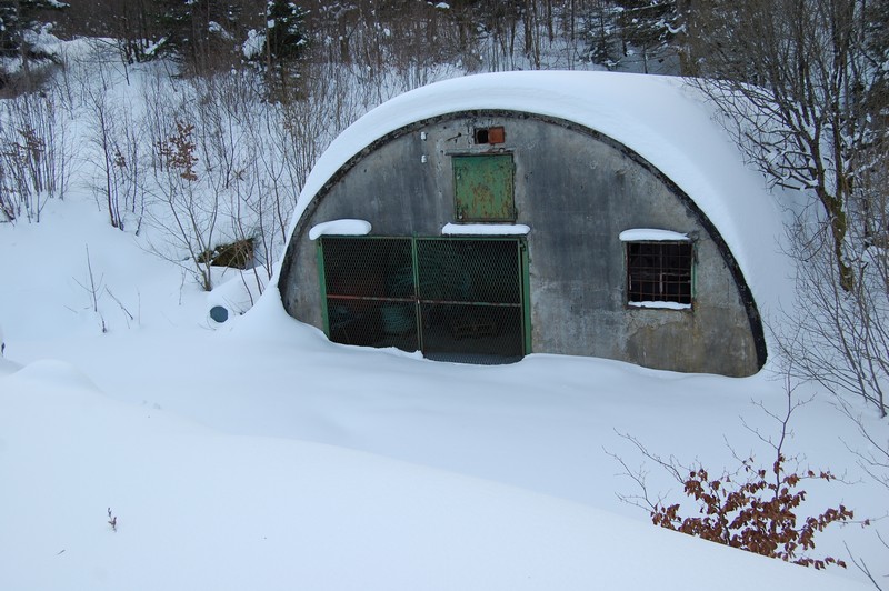 Moniermagasin med snøkamuflert torpedorør.