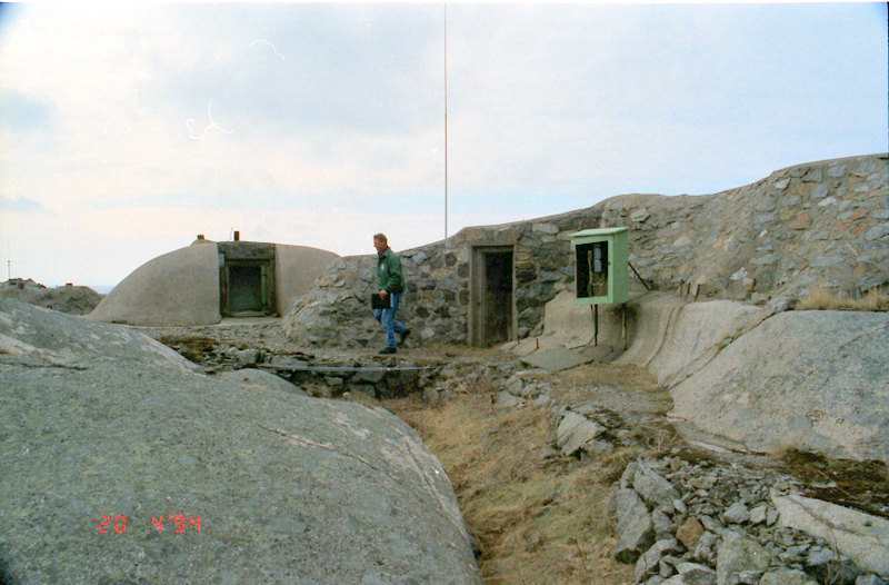 Bildet fra 1994, nødutgangen til radiobunkeren ses midt på bildet og en annen bunker til høyre.