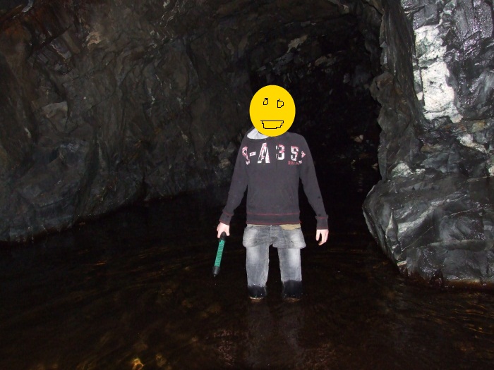 her står jeg i ISKALDT vann et godt stykke inn i nybu bunker\grotten<br /><br />dro opp buksa for å ungå og bli helt bløt, så ganske rart ut x)