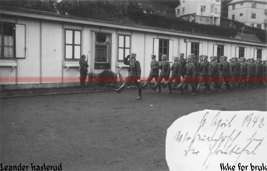 -3. Komp. I.R. 236-<br />&quot;Nygårdsmyren&quot; (Bergen) under minnesmarkeringen 20. April 1942.<br /><br />&quot; 9. April 1942<br />Vorbeimarsch an der Ehrentafel&quot; <br />- Parade in front of the board of honor