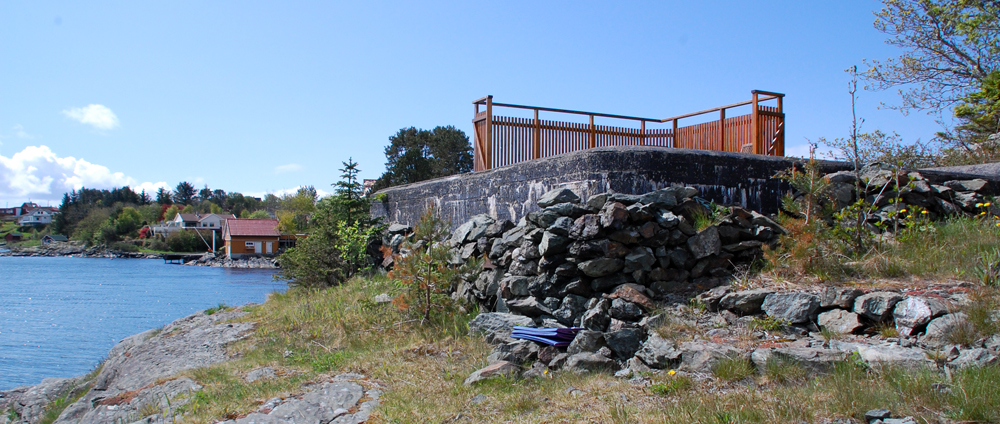 Bunkerens fasade mot Karmsundet.<br />Ikke den letteste plassen å observere fra kanskje...