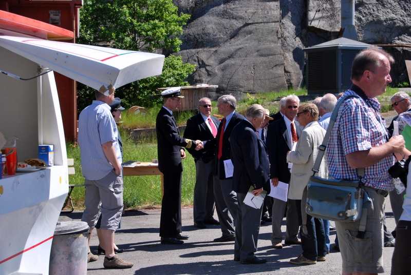 Mange mennesker var møtt opp for å overvære overleveringen