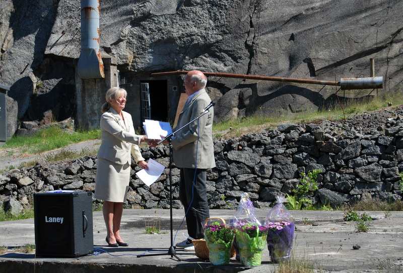 Trond Nordby i Skifte Eiendom overrekker området til ordføreren på Tjøme