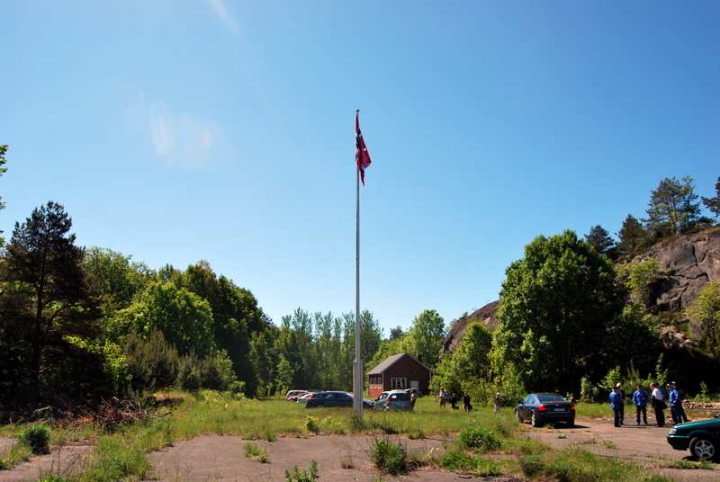 Så er flagget opp på Torås fort