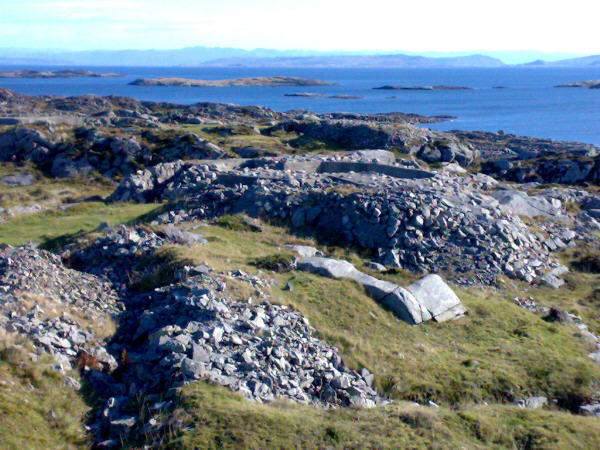 OB-1 (åpen kanonstilling) 10,5cm k332(f) sett fra kommandobunker. N6563685 Ø293771