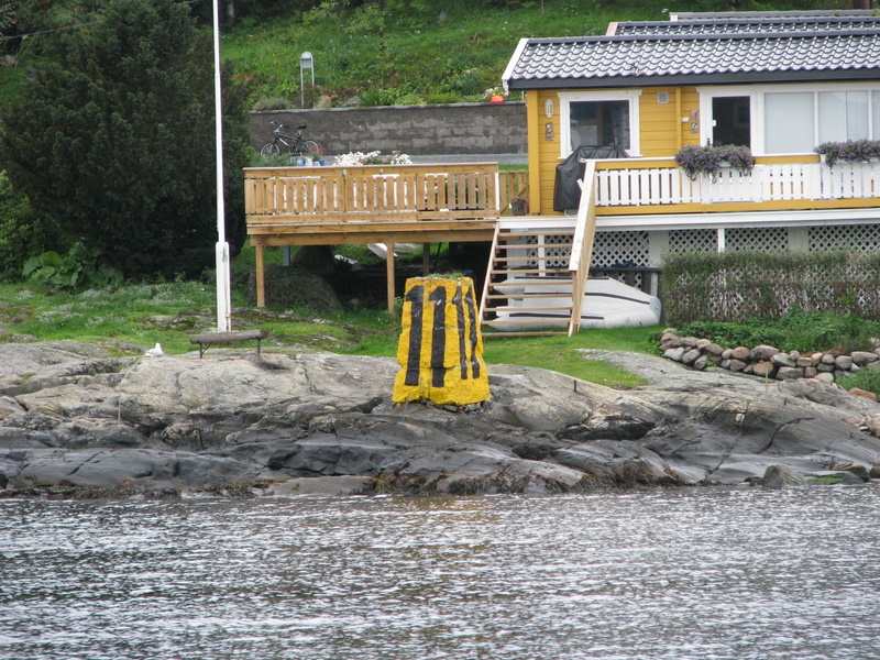 Ortografisk merkestein i Oslofjorden, sør for Oscarsborg festning