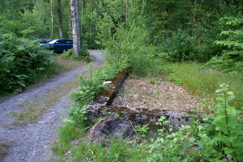 Det er mange grunnmurer til kasserner ol.