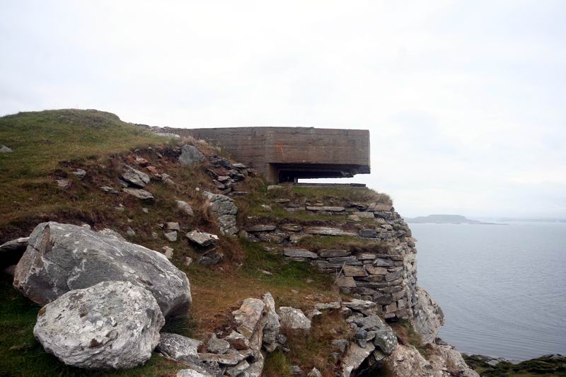 Etterkrigstilbygget på den tyske ildledningsbunkeren er meislet bort og radaren er tatt bort. Bunkeren er åpen.