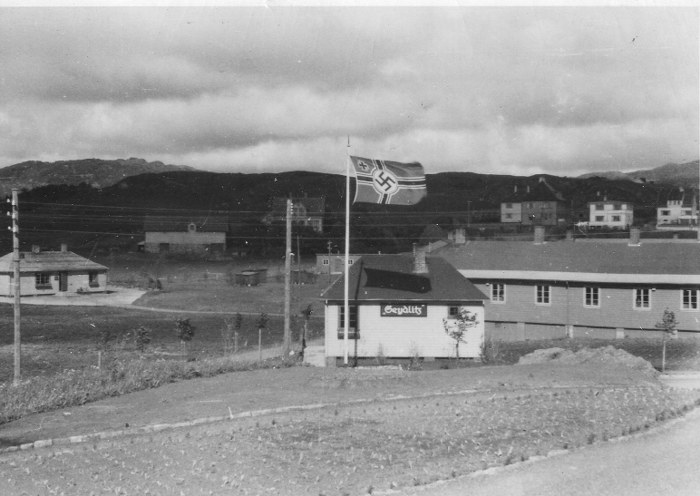 Det huset til i venstre bildekant utpeker seg til kommandantbolig syns jeg.