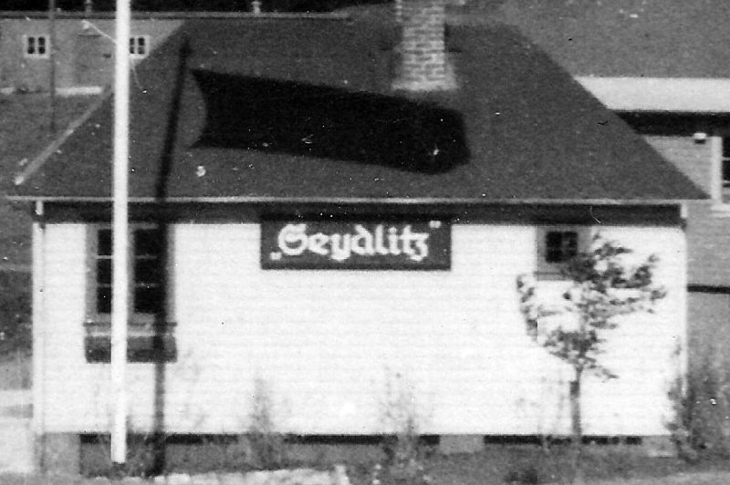 Legg merke også til den bygningen som såvidt vises i bakgrunnen her til venstre.<br />Jaba nevnte noen grunnmur-rester i det området.