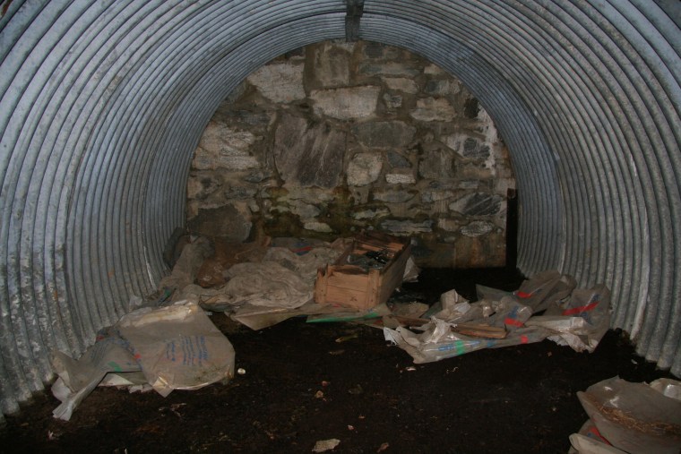 IMG_8643 Fjelnset, bunker under bakken, rom.jpg