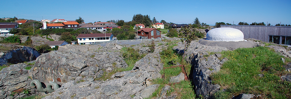 Innerste kanon med sin karakteristiske glassfiberkuppel, her sett fra motsatt vinkel.