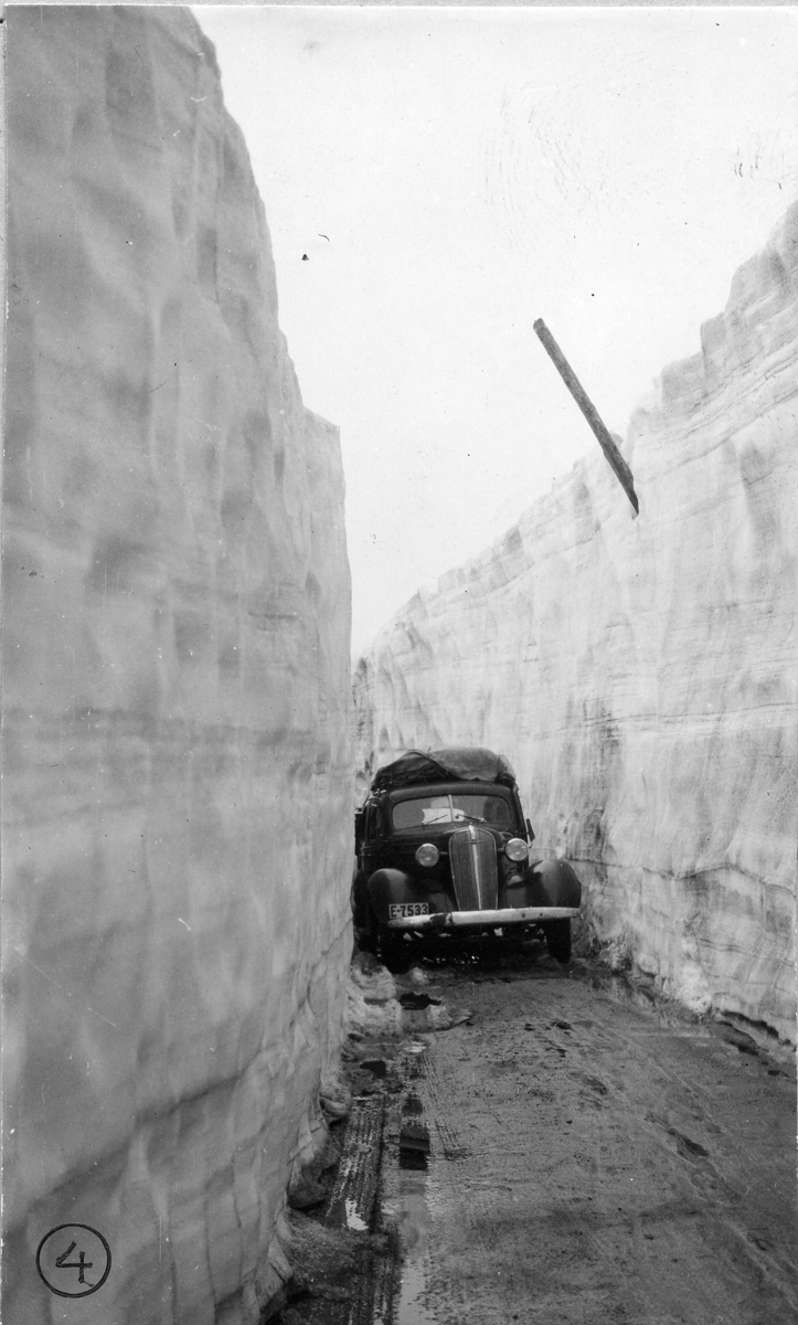 Brøytekanter på Strynsvegen, 1943.jpg