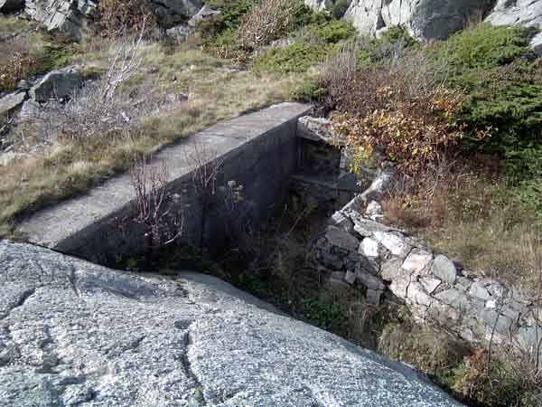 Denne muren er nesten 2 meter høy. Hva kan dette være brukt til? Nærforsvar?  Dette er en avstikker fra en løpegrav som går mellom to &amp;quot;tobruk&amp;quot; og 1 mannskaps bunker.