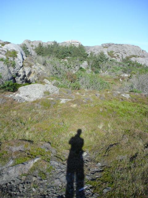 Her står eg på steinmassen og tar et bilde mot fortet
