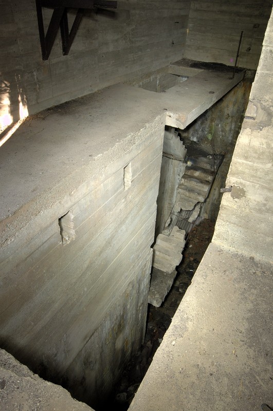 nordlandet_20ft_drop_and_some_seriously_dodgy_stairs.jpg