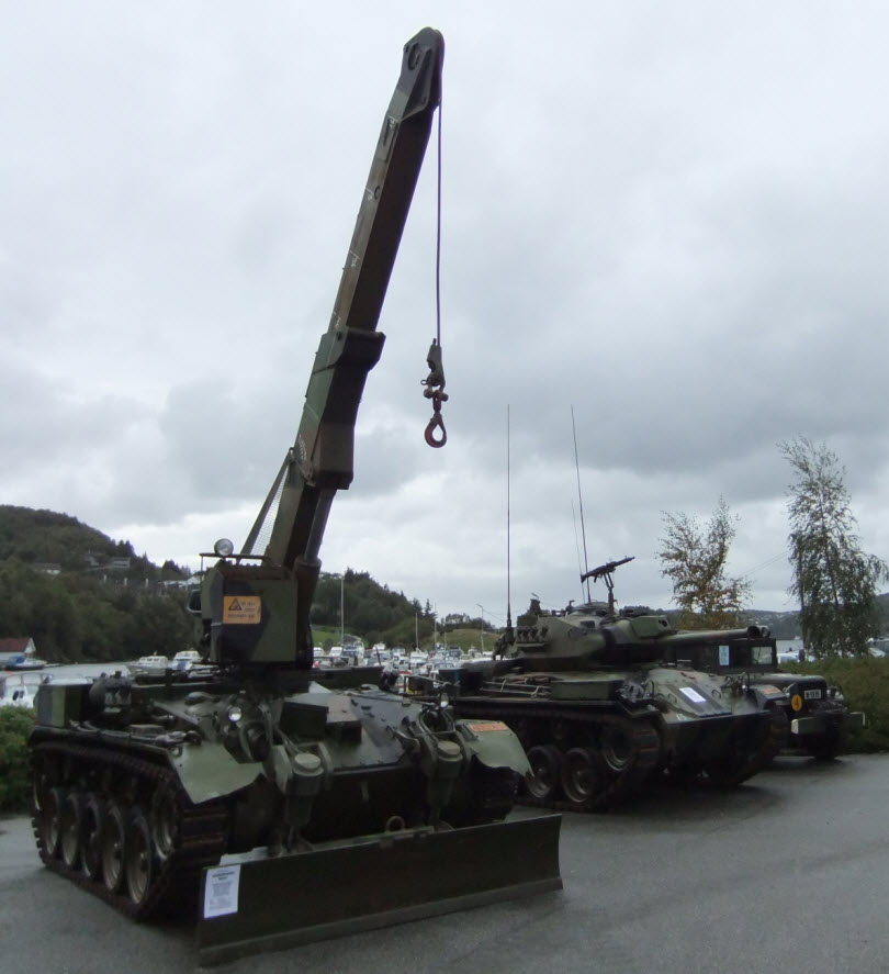 NM130 Bergningsvogn, NM116 panserjager (lett stridsvogn med 90mm kanon) og Dodge WC42