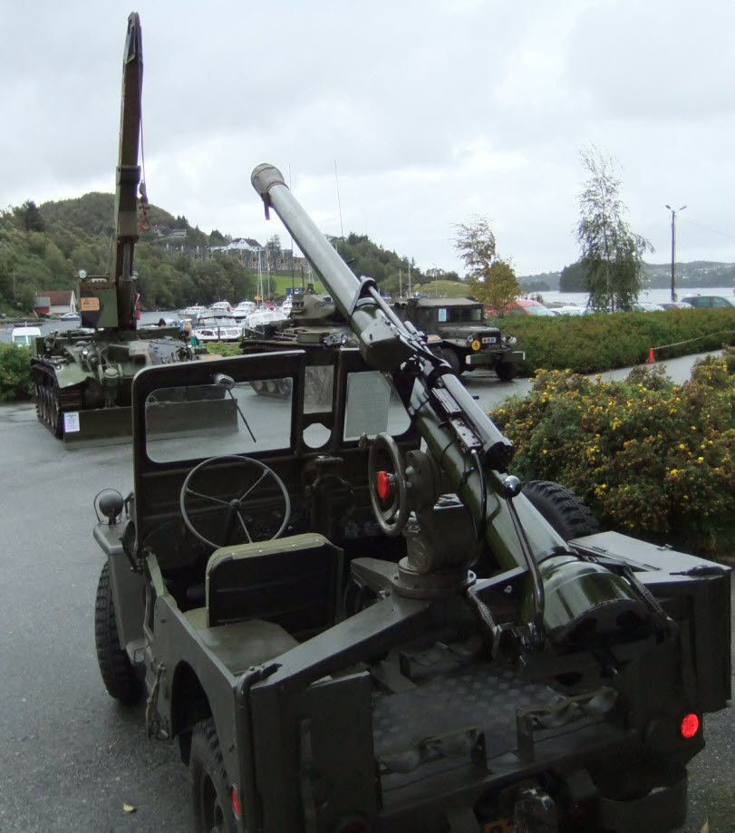 Willys MB med 106 mm RFK (rekylfri kanon), foran noen av de andre kjøretøyene