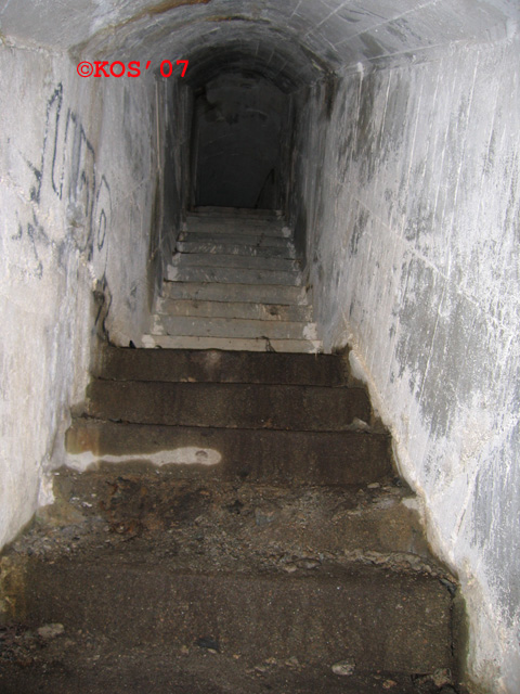 På vei inn til MG-skyteskår passerer en denne trappen.