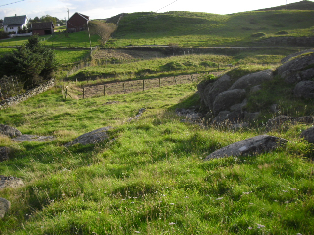 Veien er i midten av bildet . Veien gikk bare over er svært begrenset område...