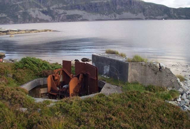 Her en feltmessig versjon med en (latterlig) liten flankeringsmur mot sjøen :-)