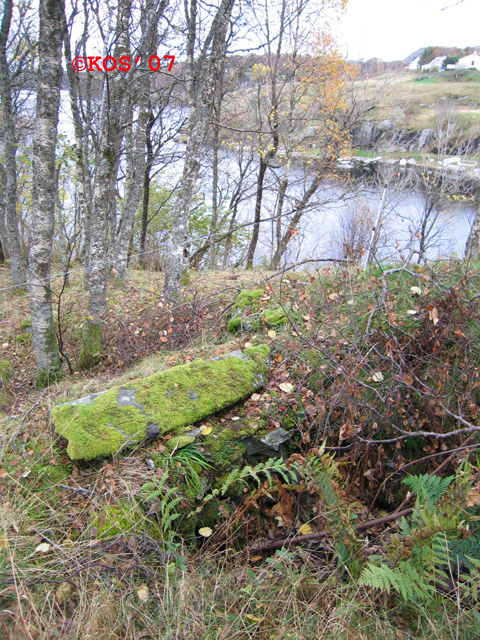 Løpegraven deler seg noen meter før inngangen til MG-bunkers, og venstre løp ender i en åpen stilling.