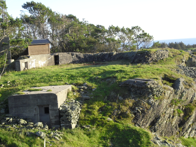 Såg flere "Luger-stillinger" på kanten til klippen til høyre i bildet .