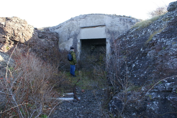 Bunker med skinner for en stor lyskaster