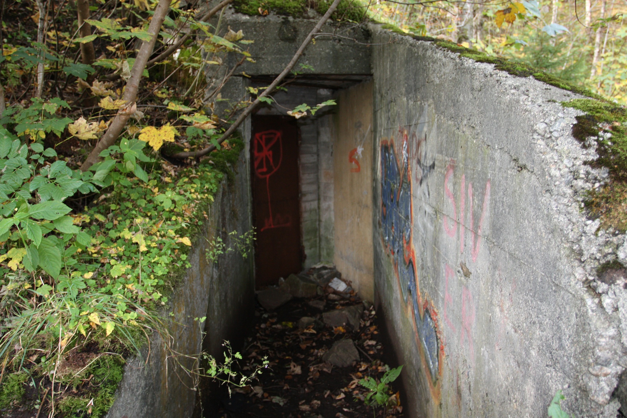 Denne ligger ved ammobunker. Dt er mulig at dette kan være inngangen til Ko-plass. Døren er sveiset igjen.