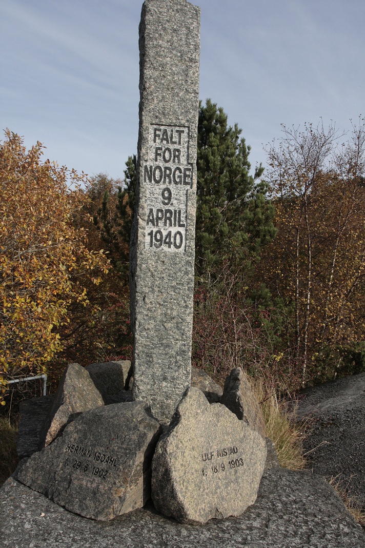 Tar til slutt med bautaen over de seks falne. Denne ble reist i 1990.
