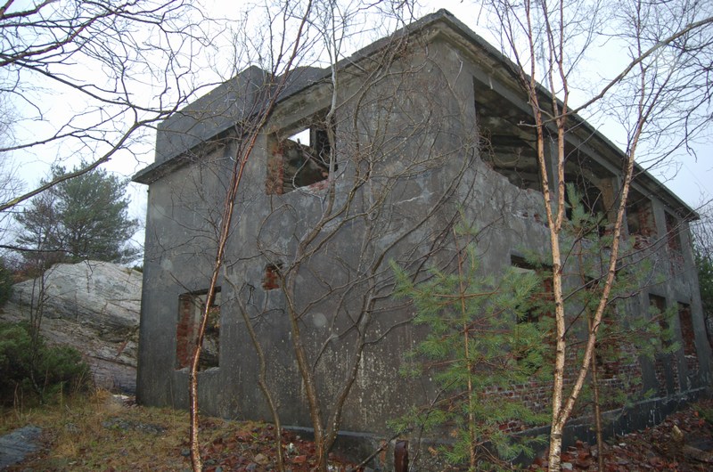 Selve bygget var oppført i teglsteinsmur (hulmur) Ikke den mest solide kontruksjonen hvis man tenker seg at den skal motstå noen form for angrep. Her burde det vært malt en stor L et sted....