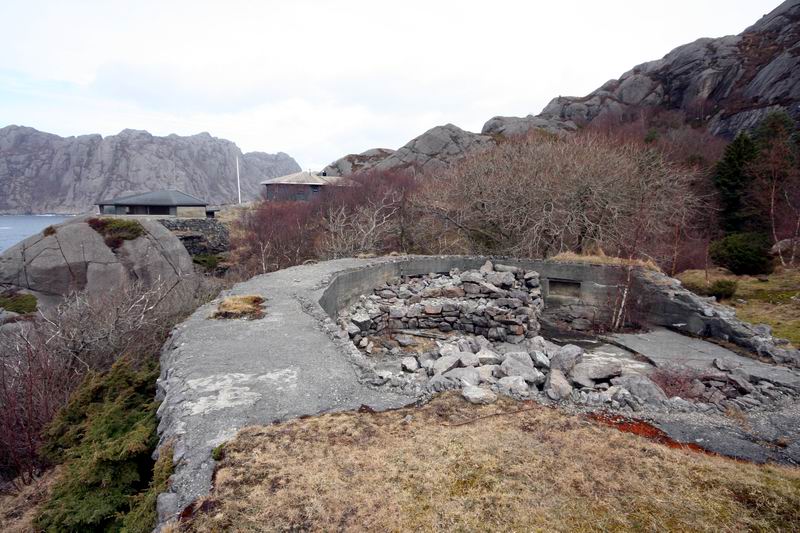 Og deretter den første ubebygde.<br />Hyttene bak er bygget på hver sin kanonstandplass, bak der igjen er munningen av Jøssingfjorden.