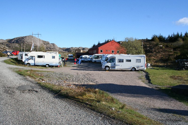 Campingbiler på plassen foran hovedbrakken, Fjell Festning.