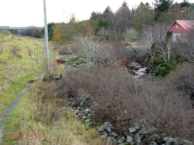 Sett langs sti, ovenfor MG-stilling opp mot hovedveien(broen)